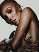 Náhledový obrázek k článku RECENZE: Světové album inspirovaly pražské kluby. FKA twigs vyznává střídmost