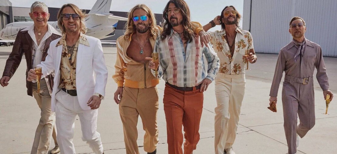 Obrázek k článku Foo Fighters se proměňují v Dee Gees a vydají album Hail Satin