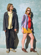 Náhledový obrázek k článku Psychedeličtí manželé Sugar Candy Mountain uhání jako Bonnie a Clyde na LSD