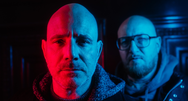 Náhledový obrázek k článku Synthpopová renezance Devision Redux. Kapela se představuje v novém hávu