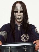 Náhledový obrázek k článku Bubenický démon ze Slipknot Joey Jordison (46) zemřel ve spánku
