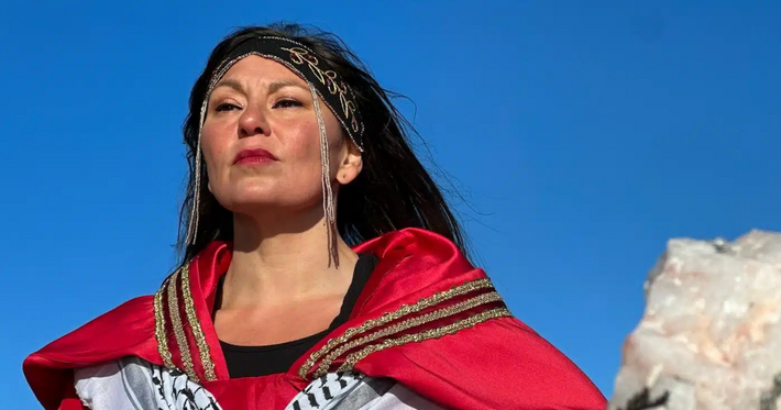 Náhledový obrázek k článku „Prokousnu vám průdušnici,“ chrčí zpěvačka Tanya Tagaq jako rozzuřená vlčice