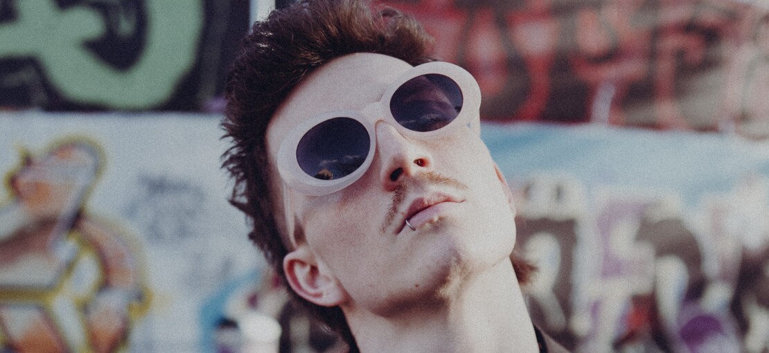 Obrázek k článku „Znervózňují mě černé oči.“ Purpl Boi potěšil tvrdší elektronikou