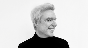 Náhledový obrázek k článku Americkou utopii vystřídala nebesa. David Byrne se vrátí do Prahy