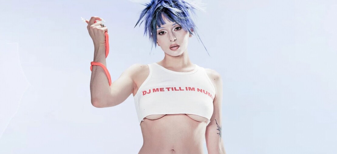 Obrázek k článku Krátké tričko a tatík na vodítku. Provokatérka Ashnikko míří do Prahy s humorem