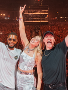 Náhledový obrázek k článku NAŽIVO: Orchestr, akrobati, hity i tvrdé techno. Festival Beats for Love trhal rekordy