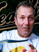 Náhledový obrázek k článku Xavier Baumaxa za hranicí šílenství a příběh St. Vincent.  Červencový Headliner je zdarma v aplikaci