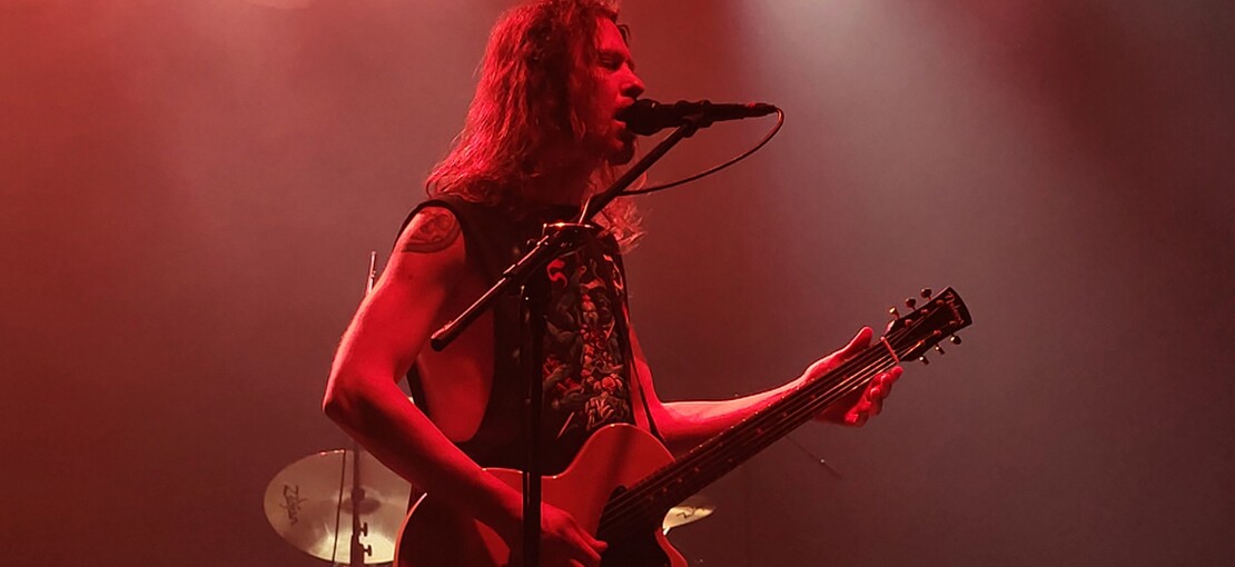 Obrázek k článku NAŽIVO: Rufus Miller je strhující živel. Struny i hlasivky ždímal na dřeň