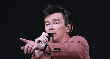 Náhledový obrázek k článku GLOSA: Rick Astley marně čeká na rande. A přitom je v novém klipu tak okouzlující