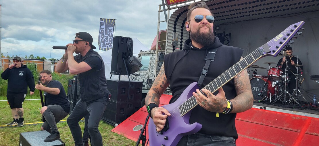 Obrázek k článku Třicátý ročník Rock for People zahájil tajný koncert na valníku. Vyvrcholí s Guns N' Roses