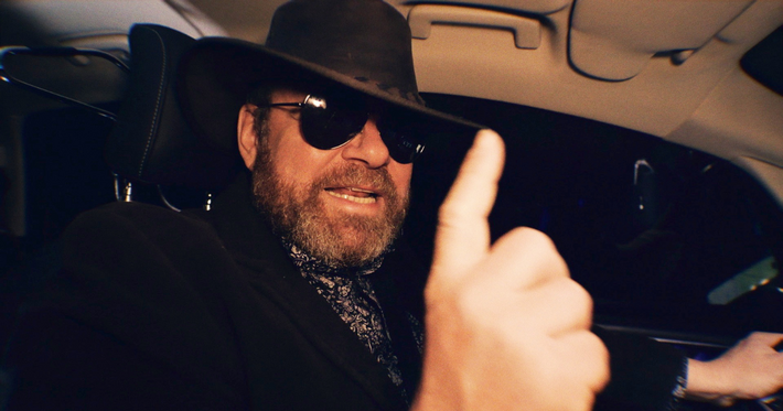 Náhledový obrázek k článku GLOSA: Tajuplný Mirek Tabák povstal, aby dal výchovnou facku Turkovi a Motoristům