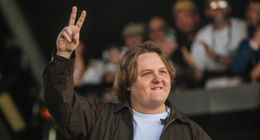 Náhledový obrázek k článku První překvapení Glastonbury. Dojatý Lewis Capaldi po dvou letech dohrál koncert