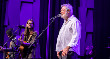 Náhledový obrázek k článku PREMIÉRA: Michal Prokop září v písni Karola Komendy. Klip má kouzlo koncertu