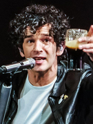 Náhledový obrázek k článku Pivo, cigára a samochvála. The 1975 hráli divadlo, Glastonbury bavili Skotové