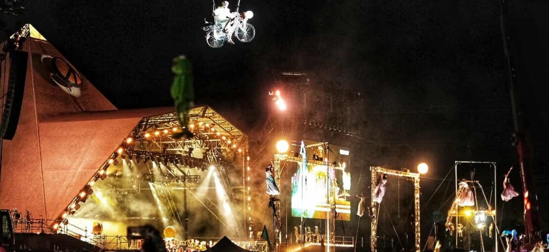 Obrázek k článku Glastonbury ovládli draci. Slavný festival odpálil Jan Tleskač i zambijská čarodějnice