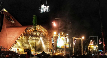 Náhledový obrázek k článku Glastonbury ovládli draci. Slavný festival odpálil Jan Tleskač i zambijská čarodějnice