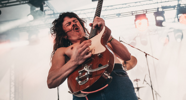 Náhledový obrázek k článku Australští divočáci vyzunkli whisky přímo na pódiu. Překvapení prvního dne Rock for People