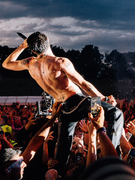 Náhledový obrázek k článku Potvrzeno. Britská hvězda Yungblud uspořádá v červnu vlastní obří festival v Hradci