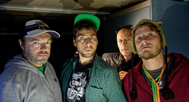 Náhledový obrázek k článku GLOSA: „Bondovka hadr.“ Homola utekl se synem z Dubaje, aby stihl začátek turné Wohnout