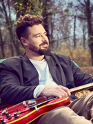 Náhledový obrázek k článku PREMIÉRA: Martin Chobot novou písní klidní bouři. Ve sklenici vody