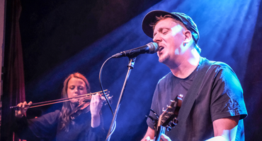 Náhledový obrázek k článku NAŽIVO: Podzim, bouřka a městská poezie v plné síle. Wóďa pokřtil povedené album