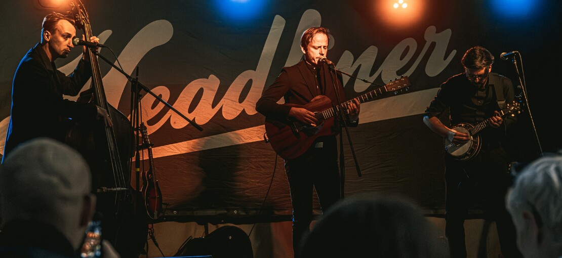 Obrázek k článku GLOSA: Hudební mše na Headliner Pontonu. Reverend Killjoy roztančili své ovečky