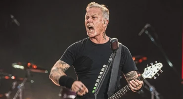 Náhledový obrázek k článku Zásnuby mezi žraloky. Frontman Metalliky požádal o ruku pod hladinou