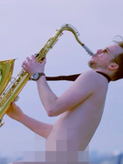 Náhledový obrázek k článku GLOSA: S nahým saxofonistou z Letné je legrace. Nebojí se jít s kůží na trh