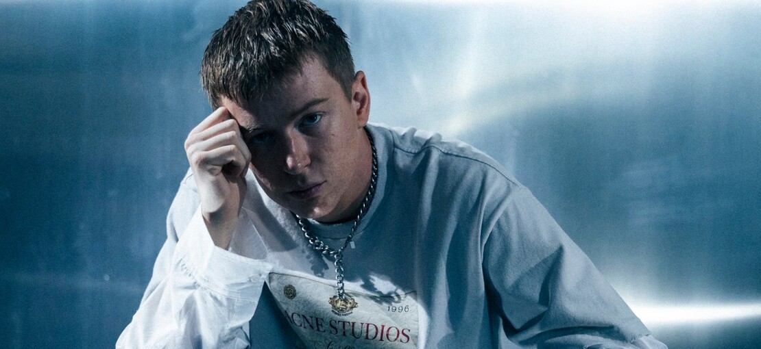 Obrázek k článku RECENZE: Adam Mišík vydal desku plnou bangerů. Češtinářům poslech nedoporučujeme