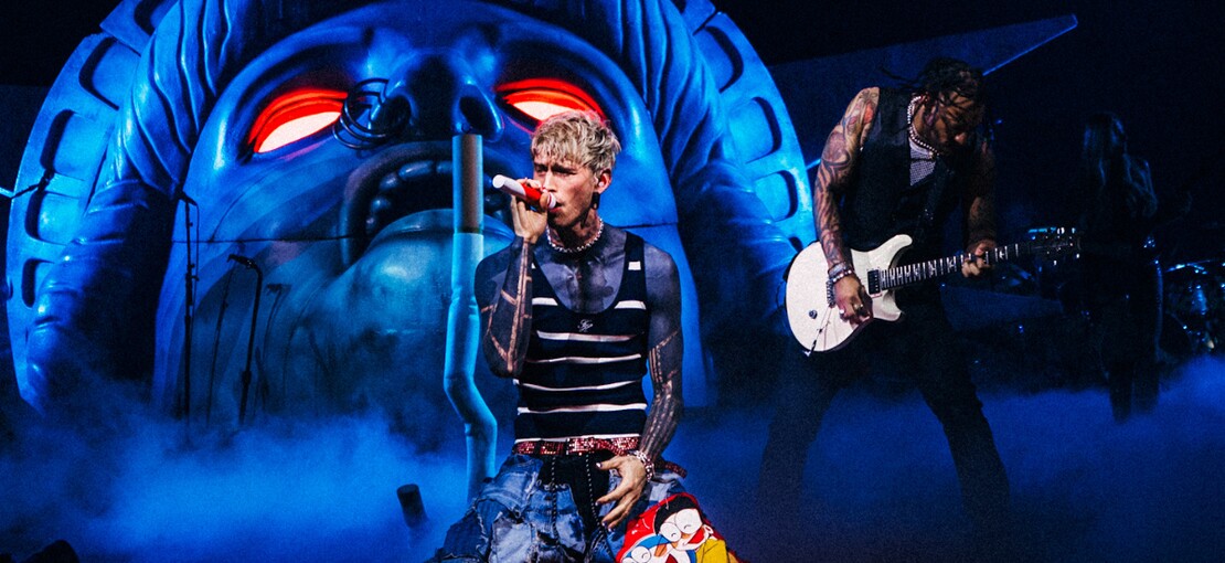 Obrázek k článku NAŽIVO: MGK předvedl Praze rockovou Ameriku. I stojan na mikrofon připomínal cigaretu