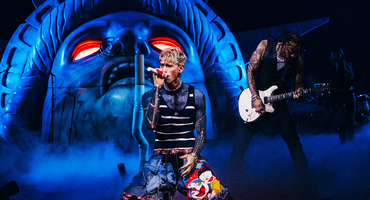 Náhledový obrázek k článku NAŽIVO: MGK předvedl Praze rockovou Ameriku. I stojan na mikrofon připomínal cigaretu