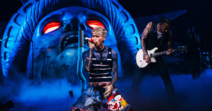 Náhledový obrázek k článku NAŽIVO: MGK předvedl Praze rockovou Ameriku. I stojan na mikrofon připomínal cigaretu