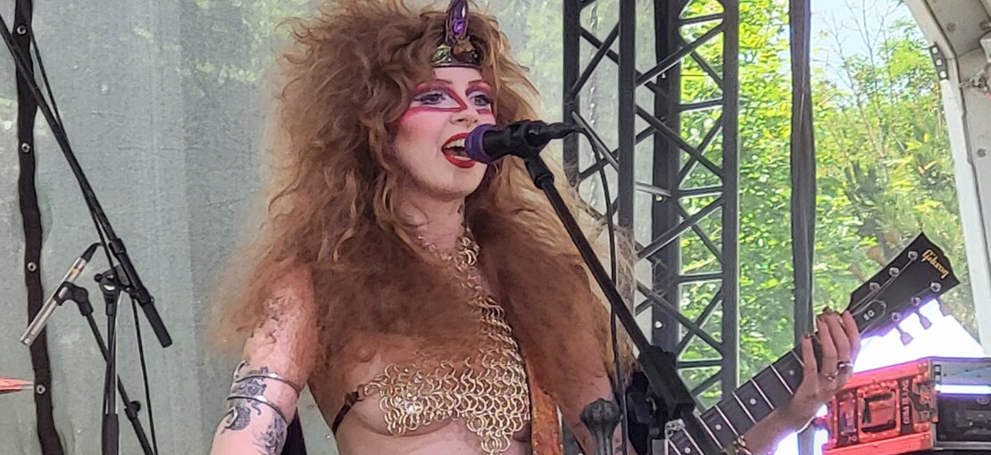 Obrázek k článku Královna z Castle Rat svedla na Rock for People souboj s krysí striptérkou