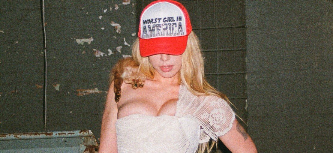 Obrázek k článku Z kadeřnictví na pódia. Nejhorší americká holka Slayyyter se řítí na Prahu