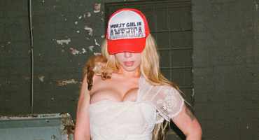 Náhledový obrázek k článku Z kadeřnictví na pódia. Nejhorší americká holka Slayyyter se řítí na Prahu