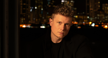 Náhledový obrázek k článku GLOSA: Miro Šmajda prý dospěl. Za zpěvu Prší prší kopuluje a klišé se vrší