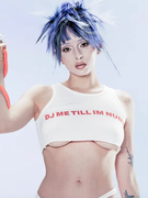 Náhledový obrázek k článku Krátké tričko a tatík na vodítku. Provokatérka Ashnikko míří do Prahy s humorem