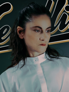 Náhledový obrázek k článku Velké ohlédnutí Lenky Dusilové. A tajemná druhá titulka. Prosincový Headliner čtěte zdarma v aplikaci