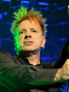 Náhledový obrázek k článku Johnny Rotten se ostře pustil do nového zpěváka Pistolí: „Je to loutka, co dělá karaoke!“
