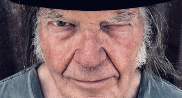 Náhledový obrázek k článku Divoký hřebec, legenda folk rocku i kmotr grunge. Neil Young slaví osmdesátku