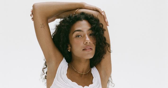 Náhledový obrázek k článku THE BEST OF 2025: Soul je zpátky! Objev roku Olivia Dean vrací do hry opravdovou hudbu