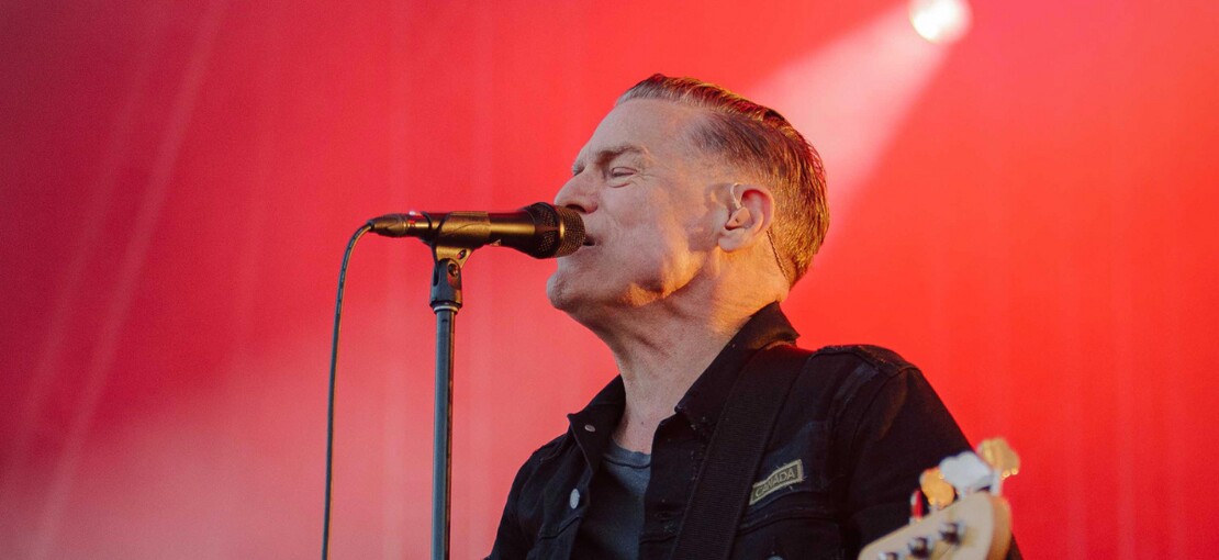 Obrázek k článku NAŽIVO: Bryan Adams rozdováděl Hradec Králové. Vzduchem létala trička a zásadní hity