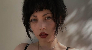 Náhledový obrázek k článku Seznamte se s Violet Grohl. Jede si po svém a cizopasení na Foo Fighters se vyhýbá