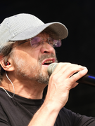 Náhledový obrázek k článku NAŽIVO: Dan Bárta exceluje i s „uchomůrkou“. Colours of Ostrava prozářil s Illustratospherou