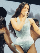 Náhledový obrázek k článku Další překvapení. Dua Lipa zazpívala duet přímo s Ewou Farnou. Hala šílela