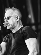 Náhledový obrázek k článku „Chci zas v tobě spát,“ budil David Koller s filharmonií něžně Rock for People