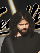 Náhledový obrázek k článku Nečekaný debut Martina Chobota. Pussy Riot o Miloši Zemanovi. Čtěte nový Headliner